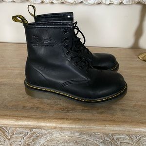 Dr. Martens black leather boots woman 7